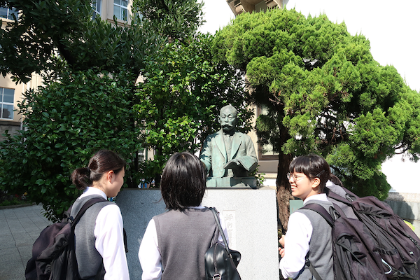 江戸川女子_成長に応じたキャリアプログラムを実施。中3では「大学キャンパス見学会」を行っています。
