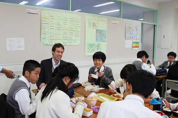 八王子学園八王子_自信を持って使える英語力を身につけるべく、ネイティブ教員による授業など、独自の戦略的語学教育を実践しています。