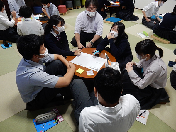 宝仙_取材日に見せたいただいた中3の教科『理数インター』の授業。伝統ある茶室をリニューアルした部屋で、畳に座ってグループワーク！