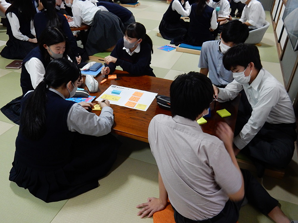 宝仙_なかには前半は男子と女子で話し合い、後半で互いのアイディアを伝え合うグループも。