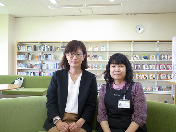 自修館_司書の勝田理香先生(左)と室井久美子先生