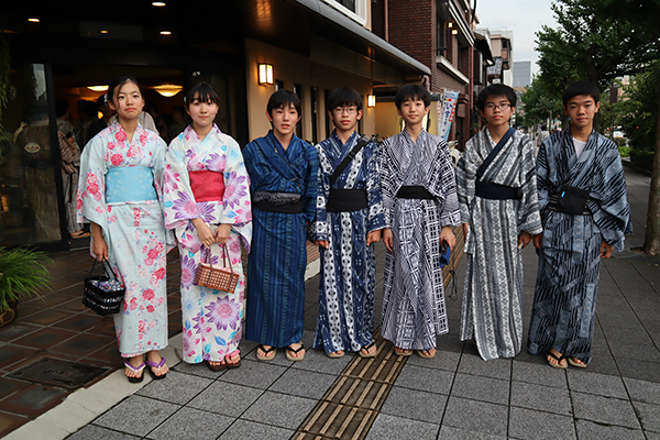 自修館_関西フィールドワークで祇園祭に出かけた３年生たち