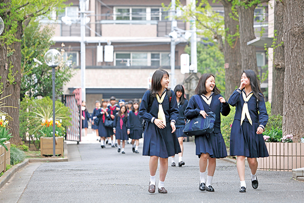 女子聖学院_登校風景。上はコロナ禍の前のもの