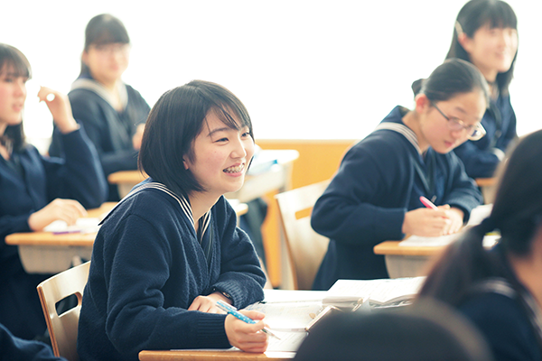 女子聖学院_この表情から、授業の楽しさが伝わってくる