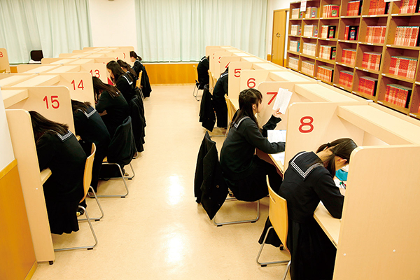 女子聖学院_JSGラーニングセンターで自習する生徒たち