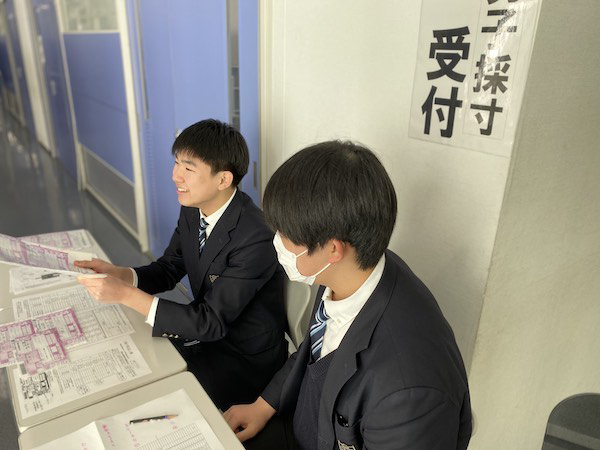 開智日本橋_広報の手伝いをする生徒たち。役割分担を決めたら、それぞれのやるべきことをテキパキと行います。