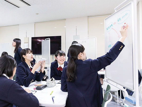 麹町学園_1階にはアクティブラーニングのためのスペースも