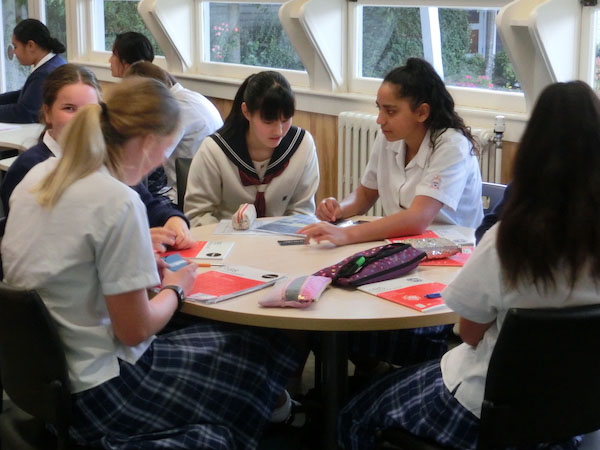 国学院久我山_高2では、集大成となるニュージーランド修学旅行を予定しています。写真はこれまでの語学研修の様子。
