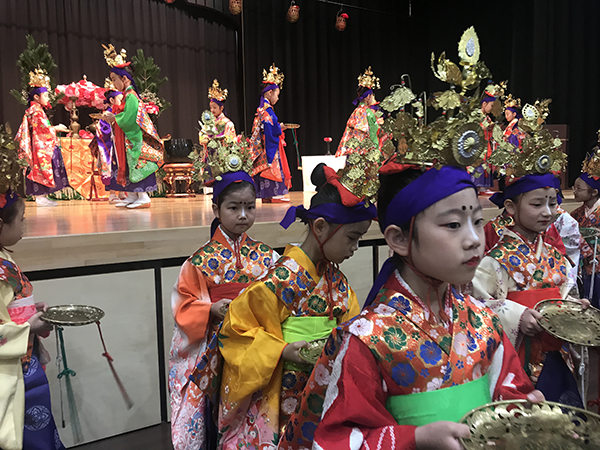 国府台女子_仏教校ならではの華やかな行事「花まつり」。併設小の児童たちの活躍を温かく見守ります。