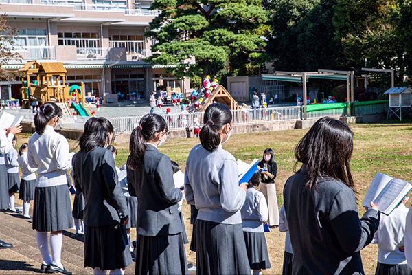 晃華_昼休みに、中庭に出て練習するクラスも