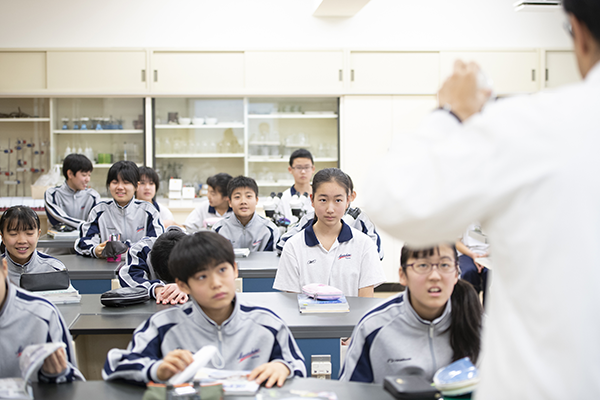 武蔵野東_新たなものの見方の角度を得て、生徒たちは興味津々