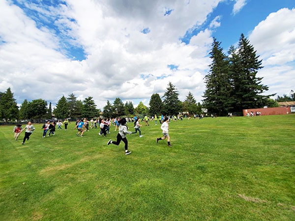 大妻中野_中２で実施される「カナダセミナー」にて。リクリエーションタイムに、現地校の校庭を走り回る生徒たち