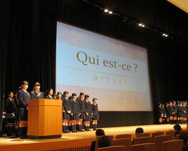 大妻中野_2月に行われる「外国語発表会」の様子。フランス語履修者たちによるクイズコーナーも