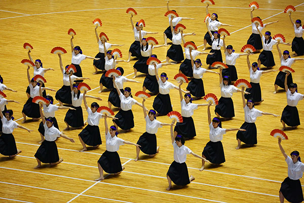 大妻中野_「秋桜祭・体育の部」では、学年全員でダンスを披露するのが伝統