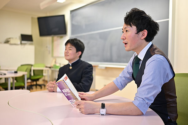 西武台新座_The JINGLESの授業を生徒と一緒に受ける髙味先生。