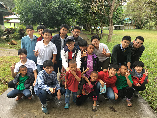 聖学院_「タイ研修旅行」にて。現地の子どもたちと