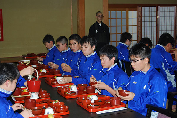 世田谷_初めての精進料理に、神妙な面持ちの生徒たち