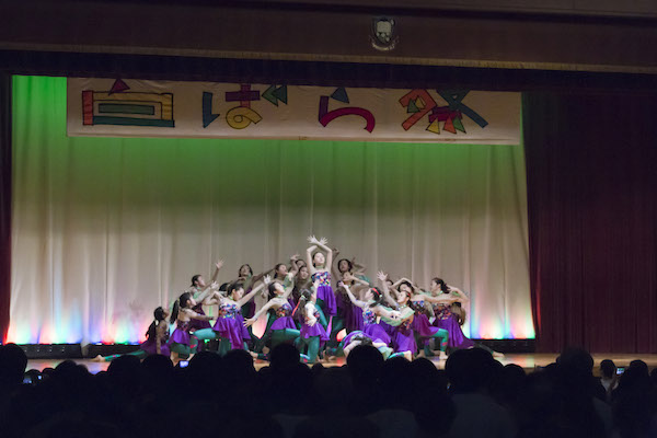 品川女子_白ばら祭で創造性豊かな踊りを披露するダンス部。