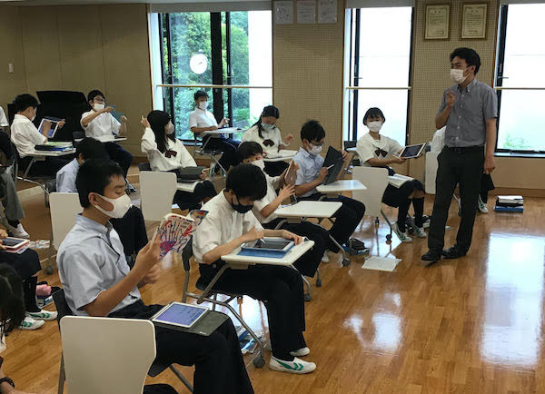 聖徳学園_中１学年主任の亀田先生の授業の様子。音楽でもiPadが大活躍しています。