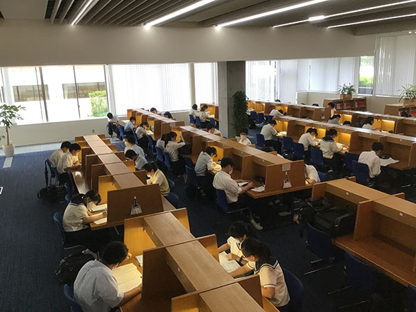 千葉日本大学第一中学校_自習室はパーテーションで区切られていて「集中できる」と生徒たちに好評です。