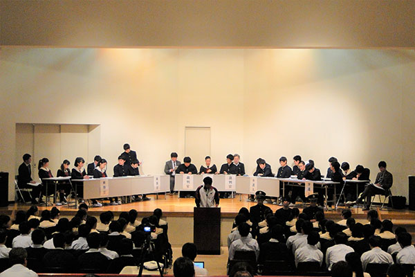 千葉日本大学第一中学校_実際に起きた事件を題材に行われる模擬裁判。裁判官役、弁護士役、検察官役は生徒たちがつとめます。