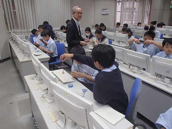 千葉日本大学第一中学校_総合学習の時間に実施される「ミライ講座」では、中１から大学の先生の話を聴くことができます。