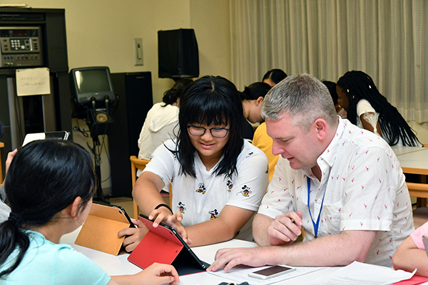 東京家政学院_英語の授業でもタブレットは大活躍