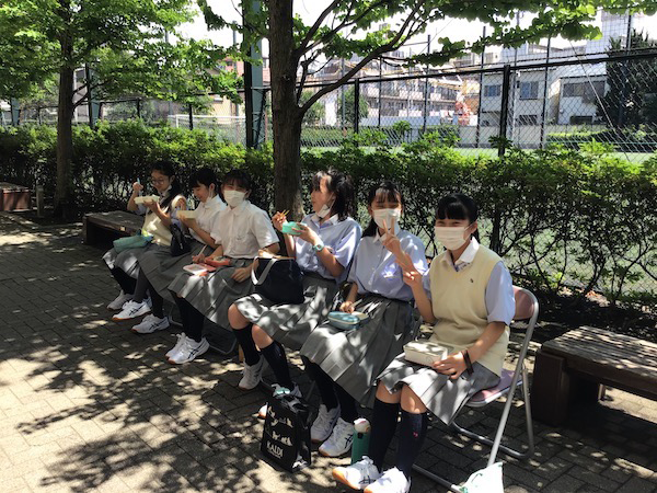 東京成徳大学_お昼休みのひとコマ。生徒たちの明るい笑顔と笑い声が校内に広がります。