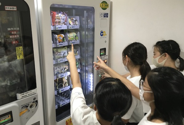 東京成徳大学_早速導入された、パンの自販機。育ち盛りの生徒たちの活動を支えます。