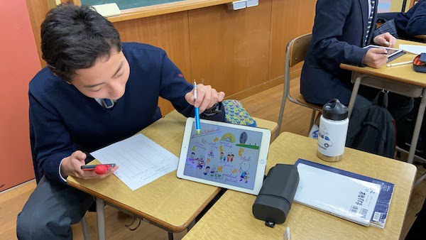 東京成徳大学_英語をはじめ、各教科でiPadを使用。最新鋭のICT技術をツールとして活用する力を育んでいます。