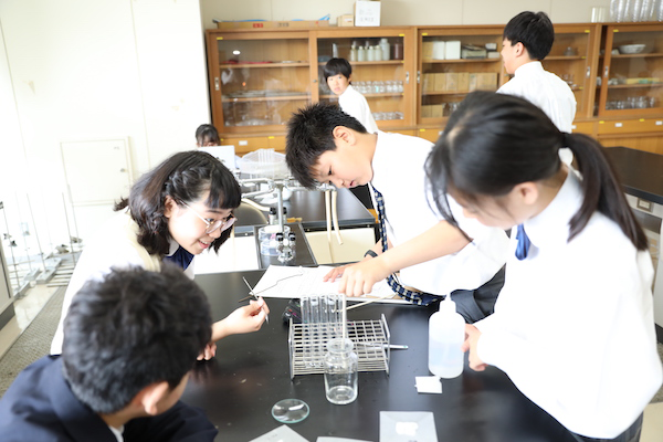 東京成徳大学_実験を主体として理科に関心を持つ生徒を育てる「TSP（Tokyo seitoku Science Program）」を行っています。
