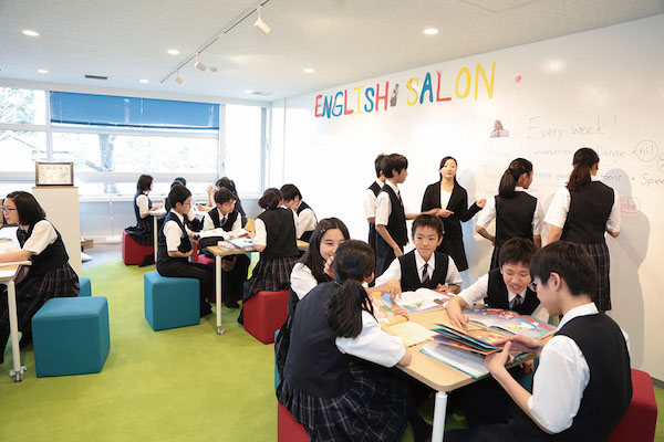 東京都市大_ネイティブ教員や留学生と日常的に交流できる「イングリッシュサロン」。