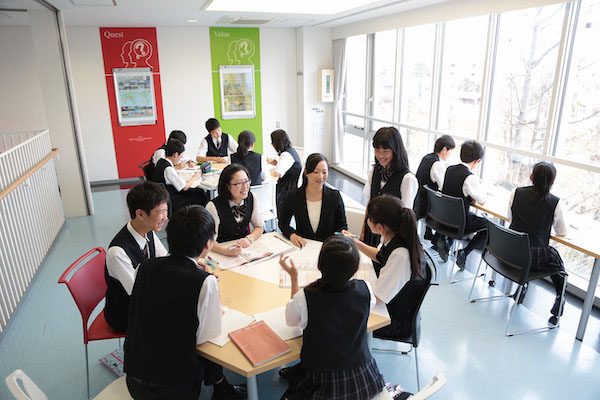 東京都市大_各フロアにオープンスペースがあり、学年間のコミュニケーションを容易に図れる造りになっています。