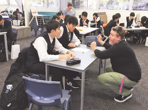 東京都市大_多彩な教育プログラムを展開しています。写真はオーストラリアでの研修の様子。