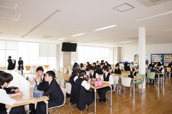 東京都市大_憩いの場であるラウンジは昼休みと放課後に開放されます。なお、中学では3年間給食を実施しています。