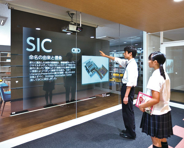 東京都市大_様々な機能を備えた図書館「SIC」。生徒たちの学びを支える知の宝庫です。