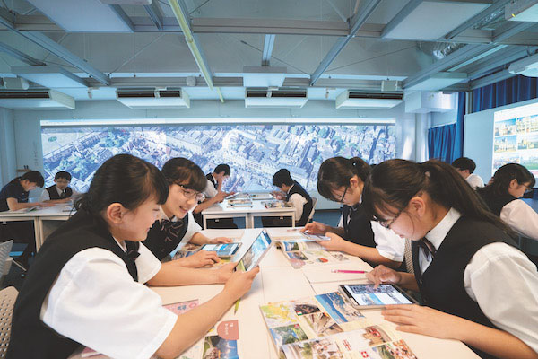 東京都市大_計7台のプロジェクターが配置された「CLACルーム」。様々な授業で活用されています。