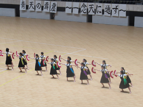 和洋九段_今年は代々木第一体育館で高３の『扇の舞』のみの開催に。準備期間の短さを感じさせない息の合った舞が見られました。