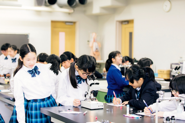 和洋九段_高校にはサイエンスコースを擁する同校。理系教育もしっかりと行われています。