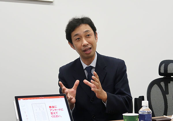 足立学園_副校長の髙井俊秀先生の志は、『優しさあふれる社会を実現するために、教師になって、子どもたちを育てる』ことです