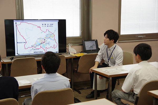 自修館_「探究」のフィールドワークで伊勢原市役所を訪ねた生徒たち