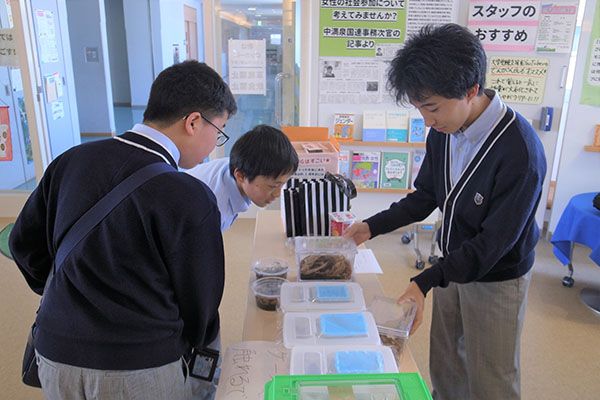 自修館_com＋comのイベントとして行われた「昆虫展示」。生徒から希望があれば、可能な限り実現させるのが同校流