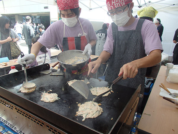 自修館_模擬店で。お好み焼きを焼く姿にも熱がこもる！