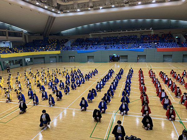 城西_体育祭にて。全校生徒が赤・青の２色に分かれて熱戦を繰り広げた