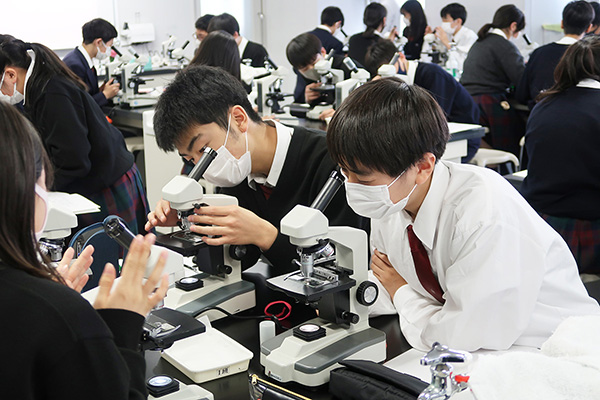 関東学院_中２生は実験器具の取り扱いもお手の物！