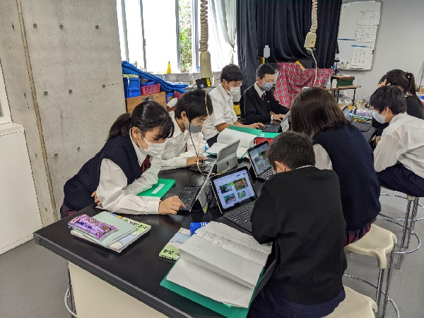 関東学院_中 1 ではタブレット端末を活用して、実験データの整理や情報の収集
