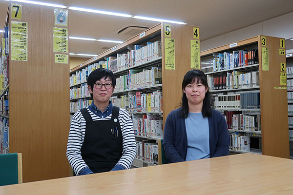 関東六浦_司書教諭の九渡愛美先生(右)と、学校司書の福澤香野子さん