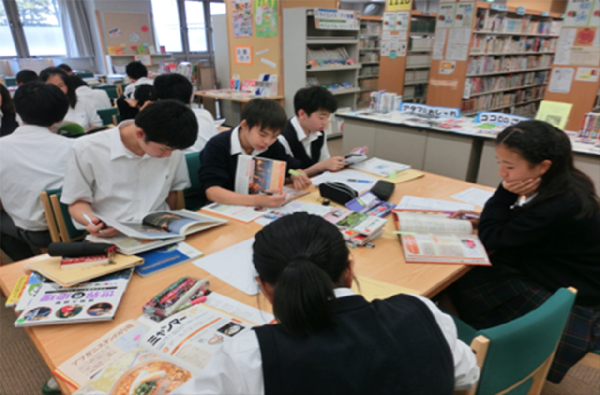 関東六浦_2年生の「地球市民講座」の授業の様子