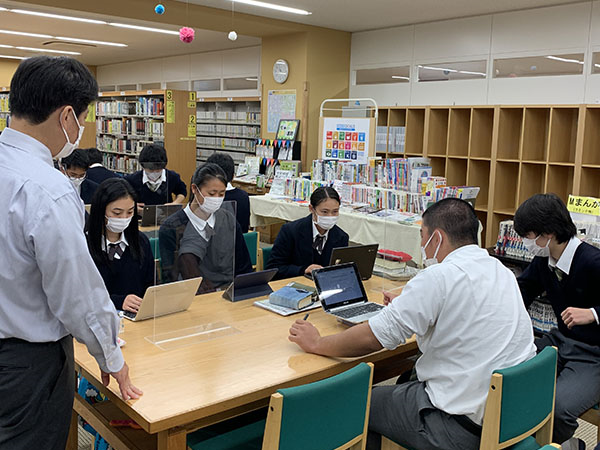 関東六浦_5年生の「聖書」の授業の様子