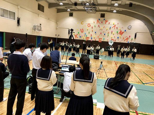 国学院久我山_学習や部活、行事など全力で臨める環境です(写真はオンラインで行った2020年の久我山祭)